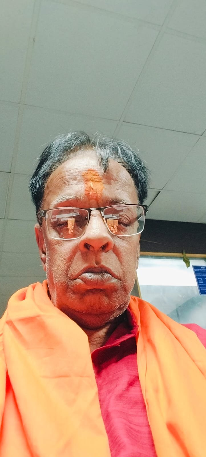 एक कहावत है, कि *”दूसरे की थाली में घी अधिक दिखता है।”