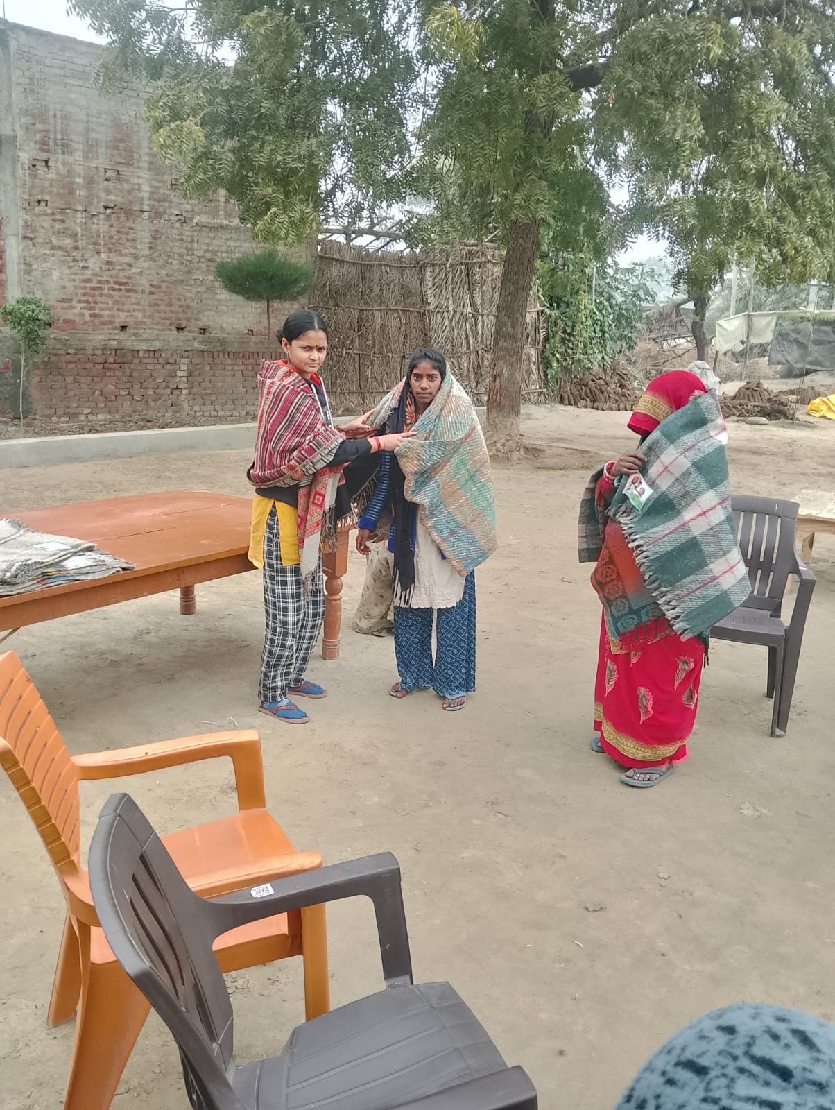 प्रधान प्रतिनिधि की बेटी काजल सिंह के द्वारा बाटे गए कंबल