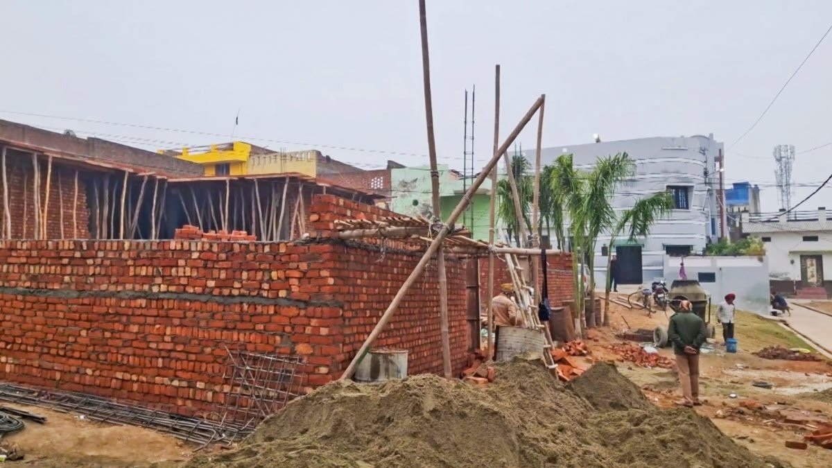 ओवैसी की आपत्ति के बाद संभल के डीएम और एसपी ने प्रेस कांफ्रेस कर जवाब दिया